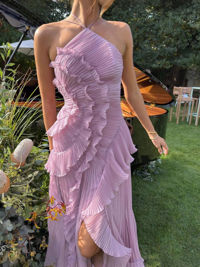 Plisa | Vestido Largo Plisado con Escote Halter y Volantes