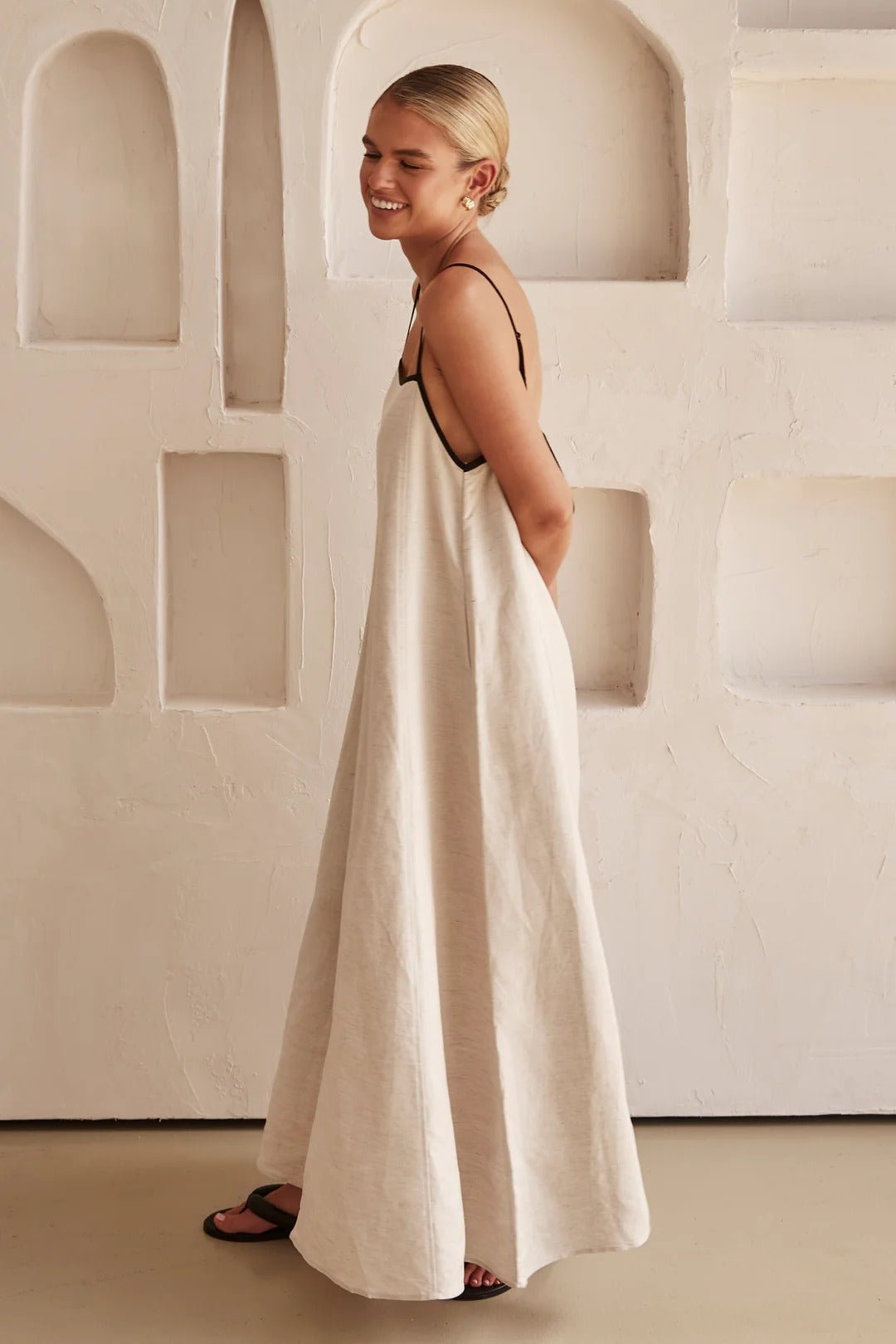 Vestido maxi de lino con corte trapezoidal y tirantes ajustables para mujer