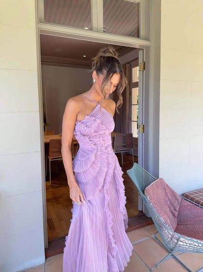 Plisa | Vestido Largo Plisado con Escote Halter y Volantes