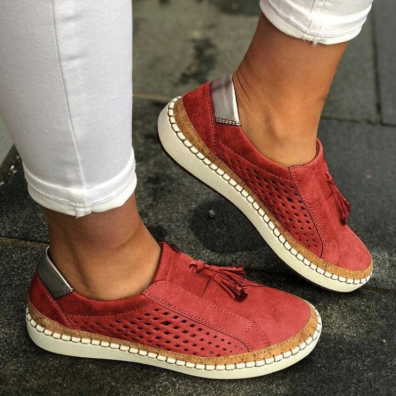 Zapatos ortopédicos slip-on con diseño perforado transpirable y suela ergonómica para mujer