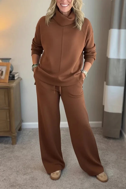 Elegante conjunto informal de dos piezas para mujer con top de cuello alto y pantalón ancho cómodo