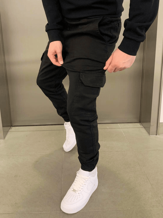 Jogger hombre ergonómico con múltiples bolsillos, cómodo para look