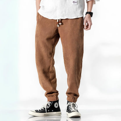 Pantalones modernos de pana para hombre con textura acanalada, ajuste cómodo y estilo informal