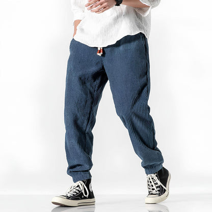 Pantalones modernos de pana para hombre con textura acanalada, ajuste cómodo y estilo informal