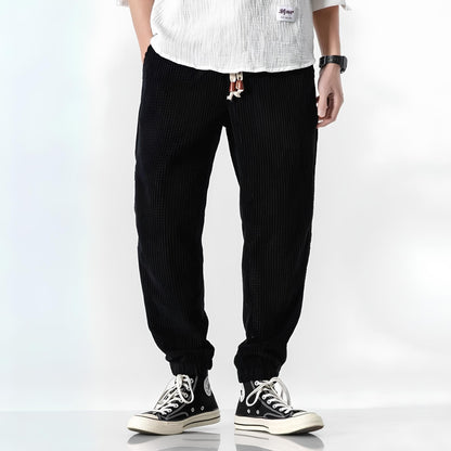 Pantalones modernos de pana para hombre con textura acanalada, ajuste cómodo y estilo informal
