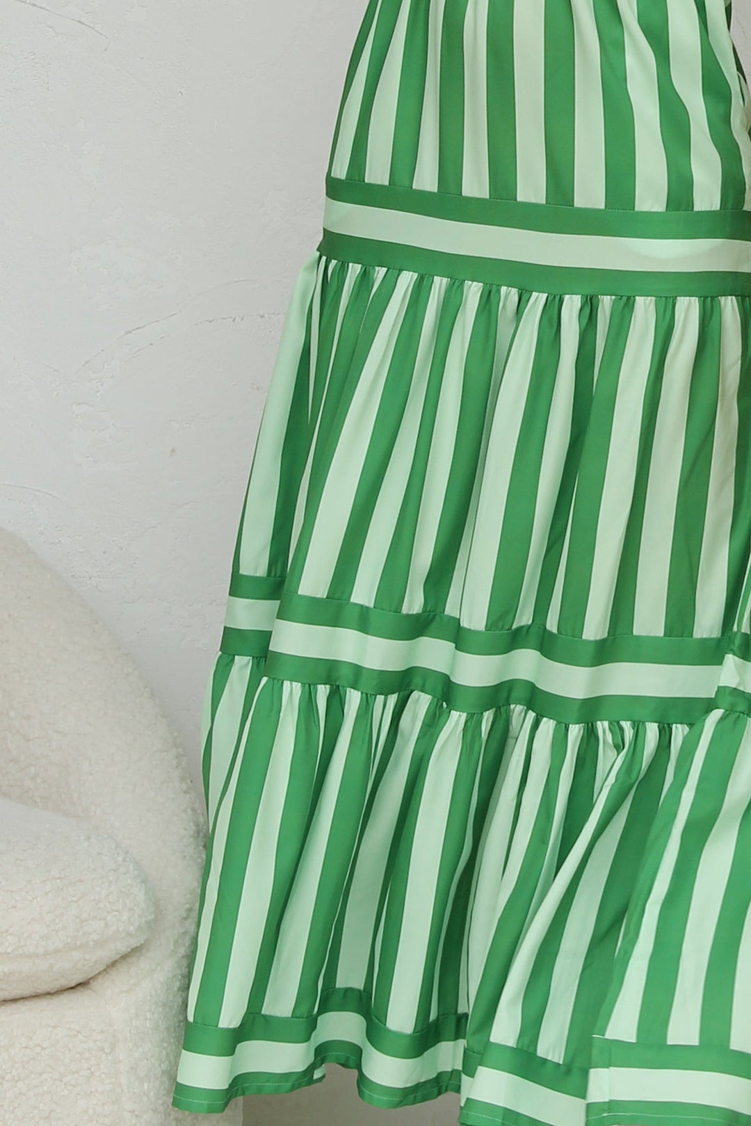 Vestido de verano ligero con tirantes finos y estampado a rayas para mujer, fresco y elegante