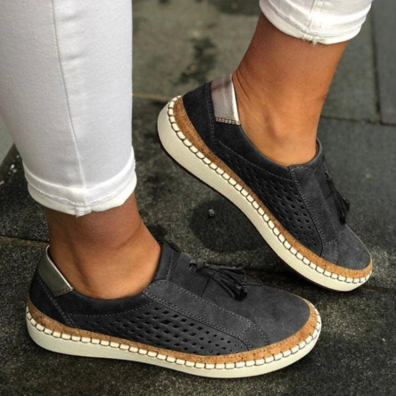 Zapatos ortopédicos slip-on con diseño perforado transpirable y suela ergonómica para mujer