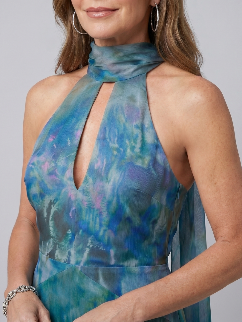 Vestido Maxi con Abertura Circular y Cuello Halter | Sin Mangas Elegante
