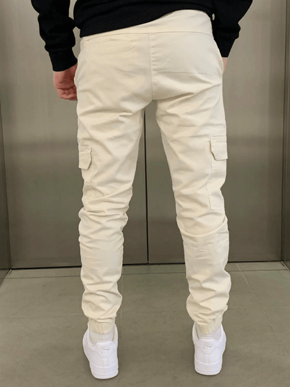 Jogger hombre ergonómico con múltiples bolsillos, cómodo para look