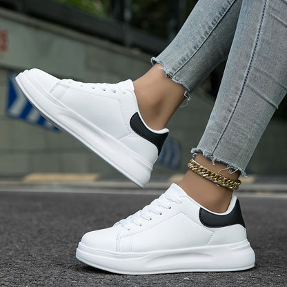 Sneakers mujer blancas, modernas y cómodas para look casual