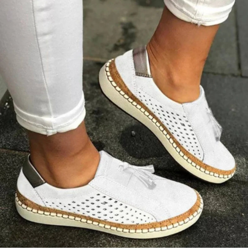 Zapatos ortopédicos slip-on con diseño perforado transpirable y suela ergonómica para mujer