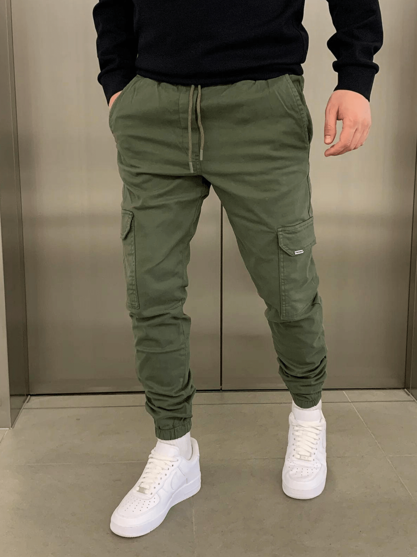 Jogger hombre ergonómico con múltiples bolsillos, cómodo para look