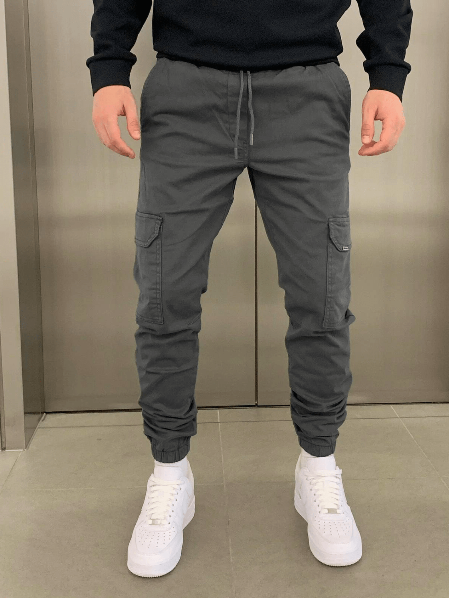 Jogger hombre ergonómico con múltiples bolsillos, cómodo para look