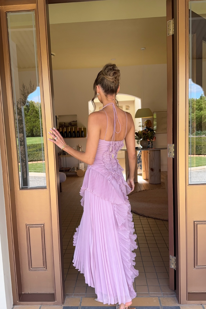 Plisa | Vestido Largo Plisado con Escote Halter y Volantes