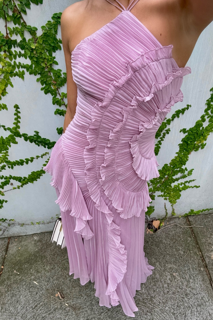 Plisa | Vestido Largo Plisado con Escote Halter y Volantes