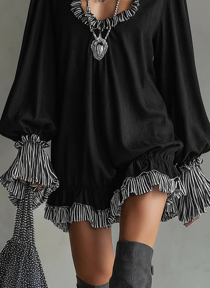 Vestido mini holgado para mujer en negro con efecto ante, detalles a rayas y volantes elegantes