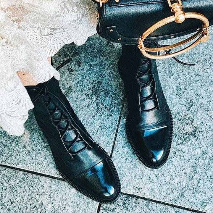 Botas de cuero elegantes con cordones frontales y suela cómoda para mujer, modernas y versátiles para otoño o uso diario