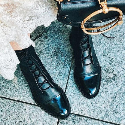 Botas de cuero elegantes con cordones frontales y suela cómoda para mujer, modernas y versátiles para otoño o uso diario