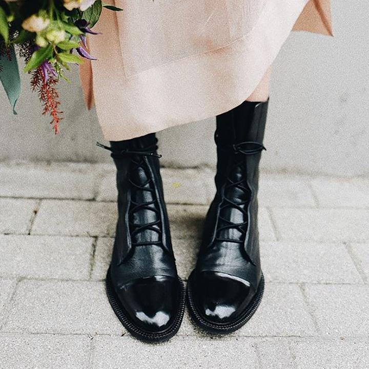 Botas de cuero elegantes con cordones frontales y suela cómoda para mujer, modernas y versátiles para otoño o uso diario