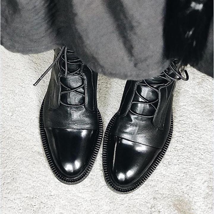 Botas de cuero elegantes con cordones frontales y suela cómoda para mujer, modernas y versátiles para otoño o uso diario