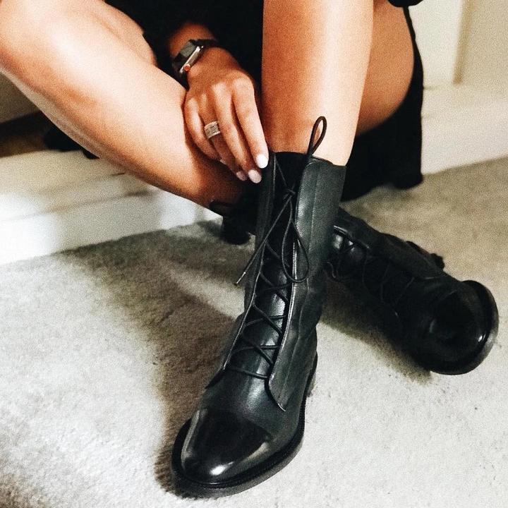 Botas de cuero elegantes con cordones frontales y suela cómoda para mujer, modernas y versátiles para otoño o uso diario