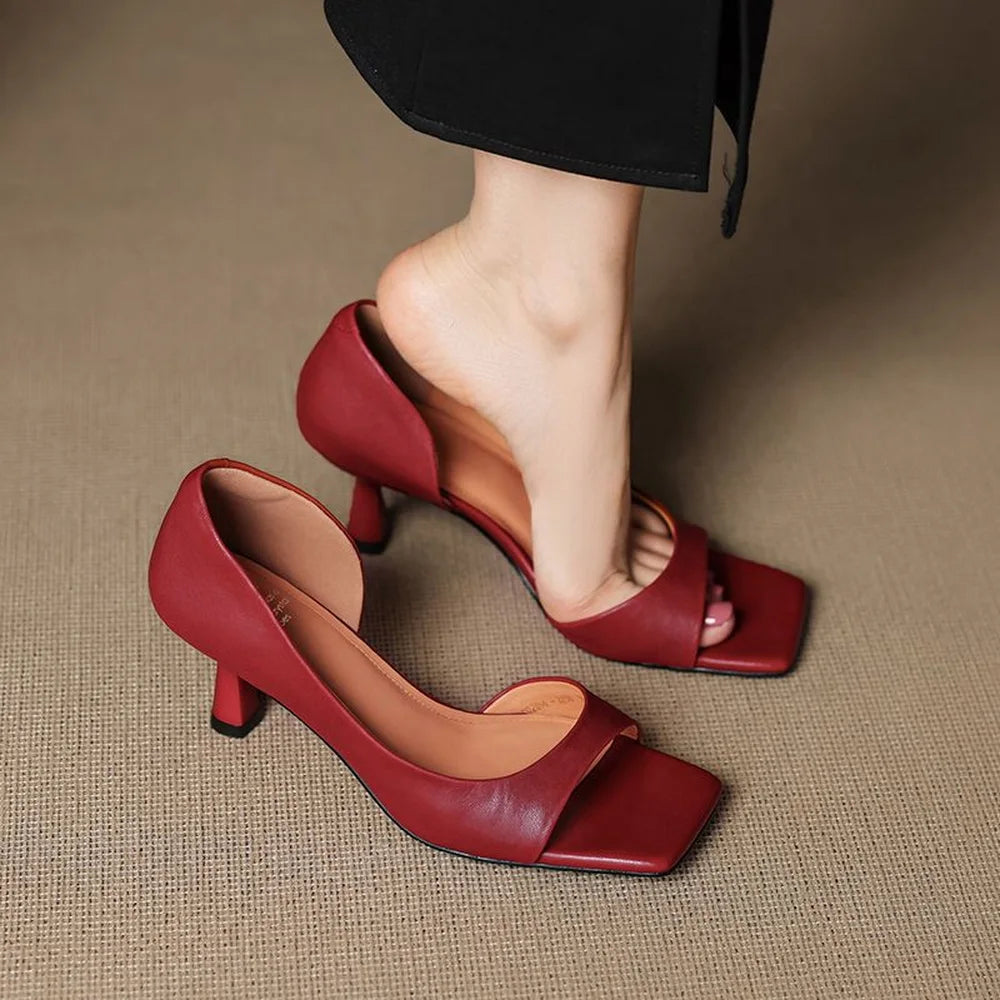 Tacones femeninos de cuero con diseño clásico y elegante, cómodos y versátiles para cualquier ocasión