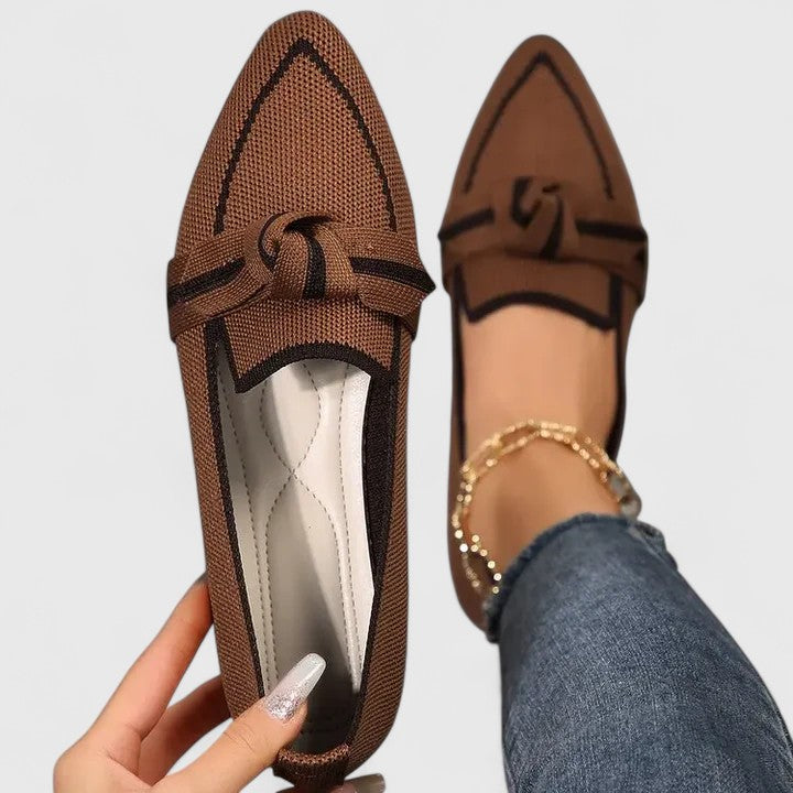Mocasines ortopédicos para mujer con punta fina, detalle de lazo y plantilla ergonómica acolchada
