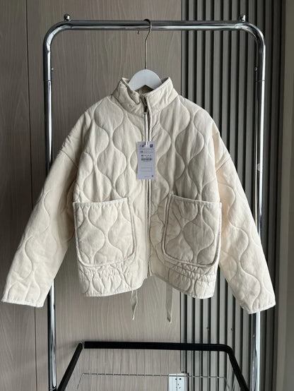 Chaqueta mujer moderna y estilosa, confortable para oficina o viaje