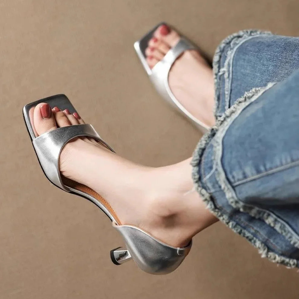 Tacones femeninos de cuero con diseño clásico y elegante, cómodos y versátiles para cualquier ocasión