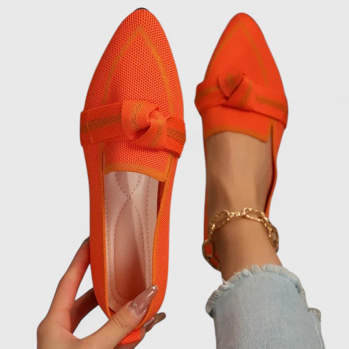 Mocasines ortopédicos para mujer con punta fina, detalle de lazo y plantilla ergonómica acolchada