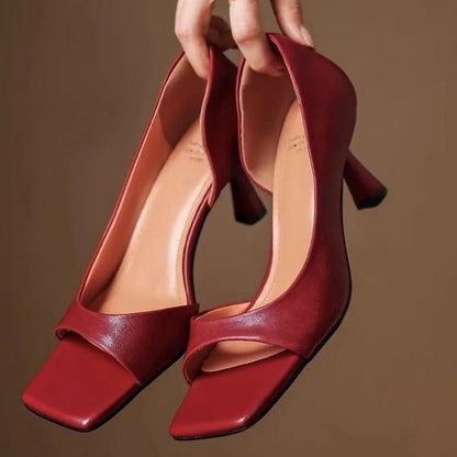 Tacones femeninos de cuero con diseño clásico y elegante, cómodos y versátiles para cualquier ocasión