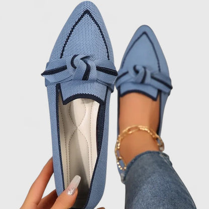 Mocasines ortopédicos para mujer con punta fina, detalle de lazo y plantilla ergonómica acolchada