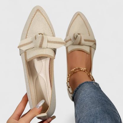Mocasines ortopédicos para mujer con punta fina, detalle de lazo y plantilla ergonómica acolchada
