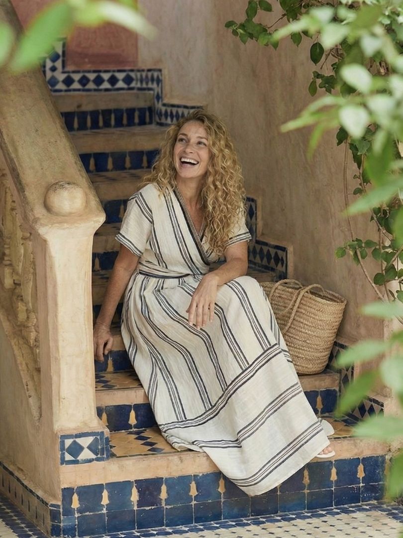 Elegante vestido cruzado midi de manga corta y corte holgado