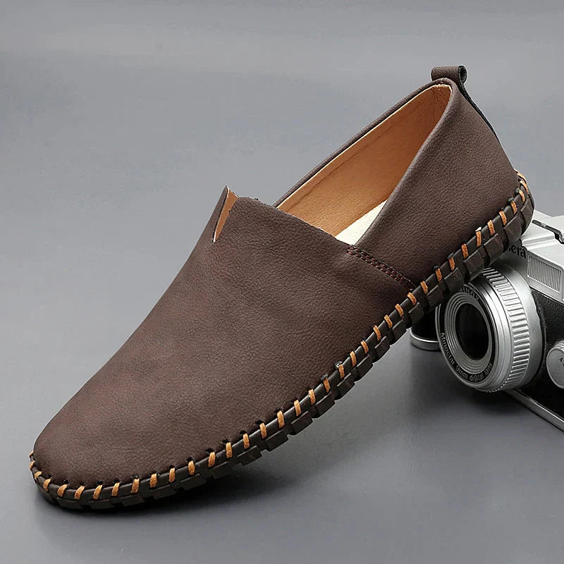 Zapatos tipo loafer de cuero para hombre con acabado premium, cómodos y estilizados