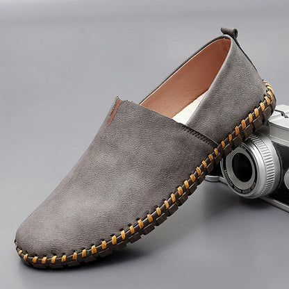 Zapatos tipo loafer de cuero para hombre con acabado premium, cómodos y estilizados