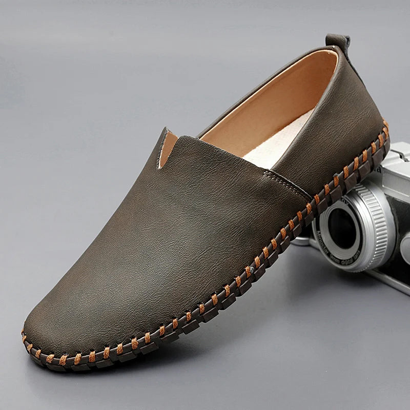 Zapatos tipo loafer de cuero para hombre con acabado premium, cómodos y estilizados