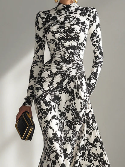 Vestido cruzado para mujer en blanco y negro con estampado artístico, tejido elástico y silueta elegante