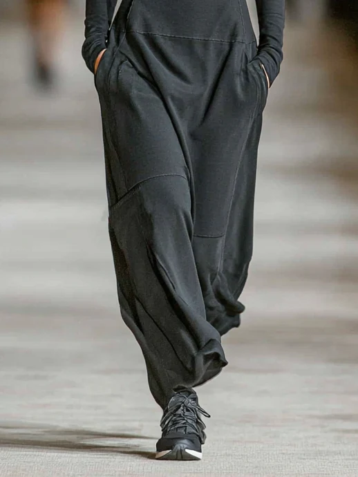 Vestido largo negro para mujer con cuello alto, cremallera frontal y corte holgado, cómodo y moderno