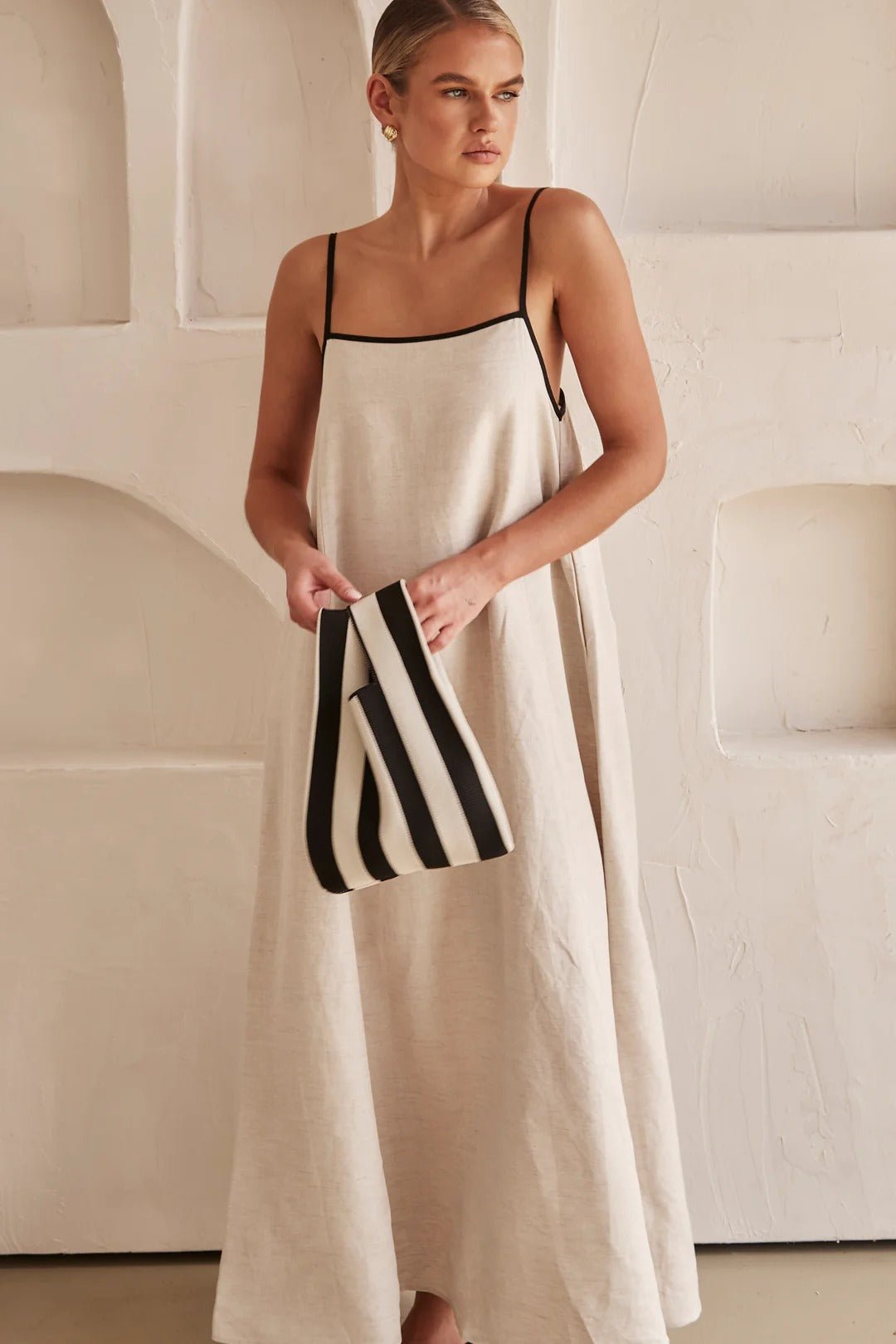 Vestido maxi de lino con corte trapezoidal y tirantes ajustables para mujer