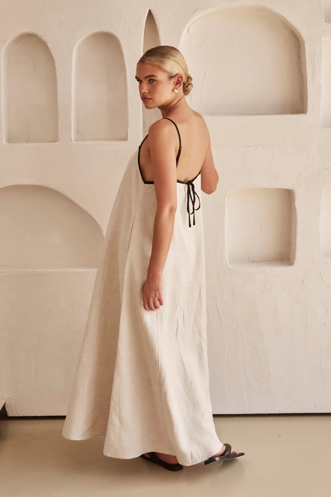 Vestido maxi de lino con corte trapezoidal y tirantes ajustables para mujer