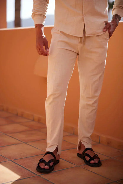 Conjunto para hombre, camisa abierta y pantalones rectos en color claro, elegante y transpirable
