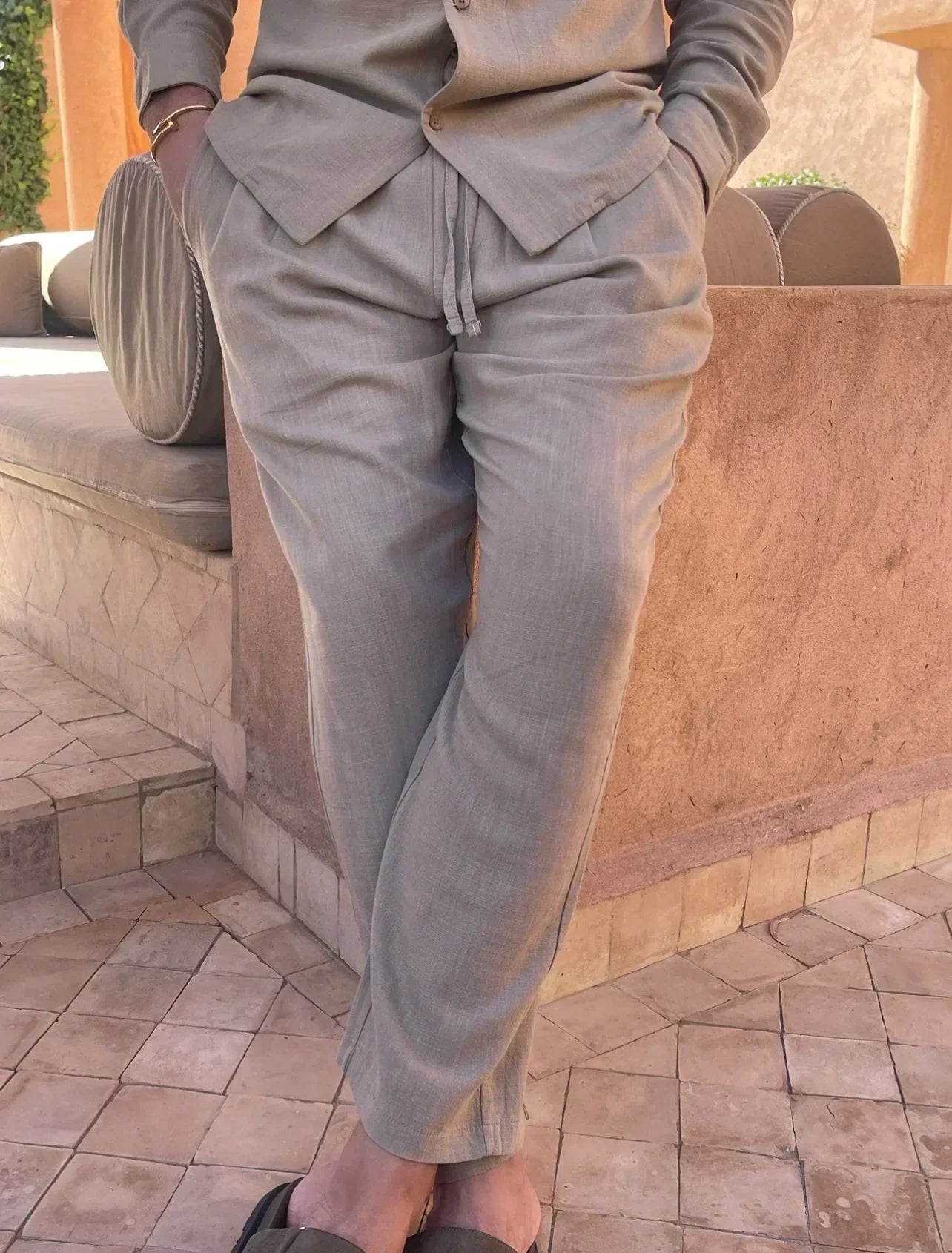 Conjunto para hombre, camisa abierta y pantalones rectos en color claro, elegante y transpirable