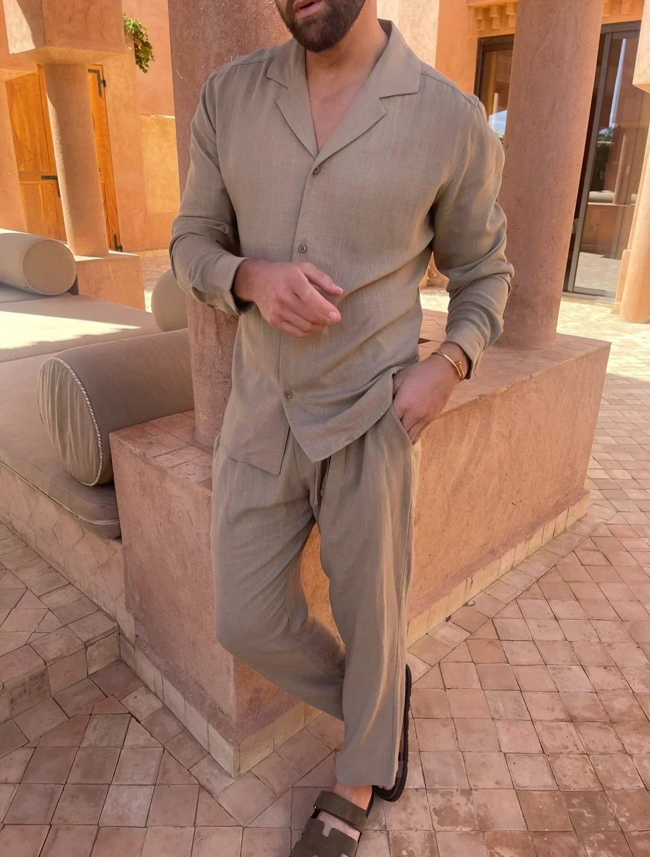 Conjunto para hombre, camisa abierta y pantalones rectos en color claro, elegante y transpirable