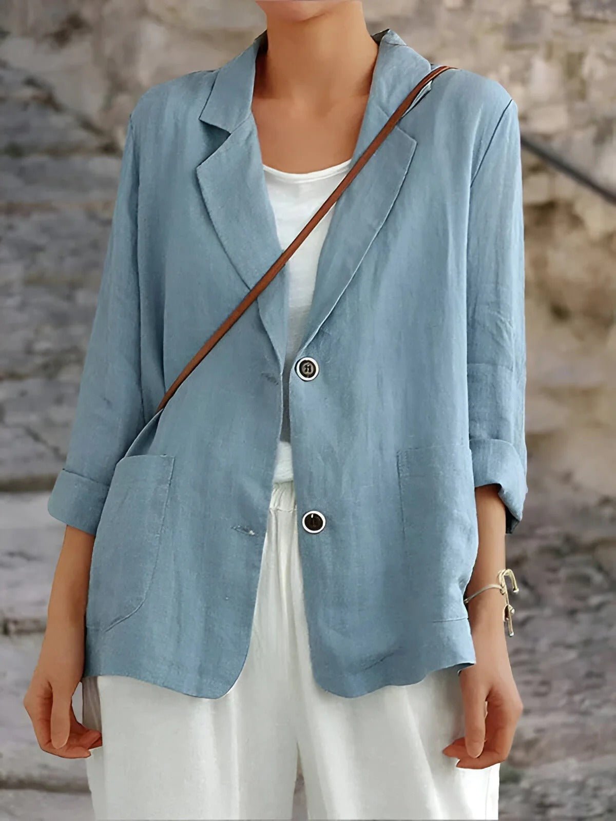 Blazer de dama con corte entallado y doble botonadura