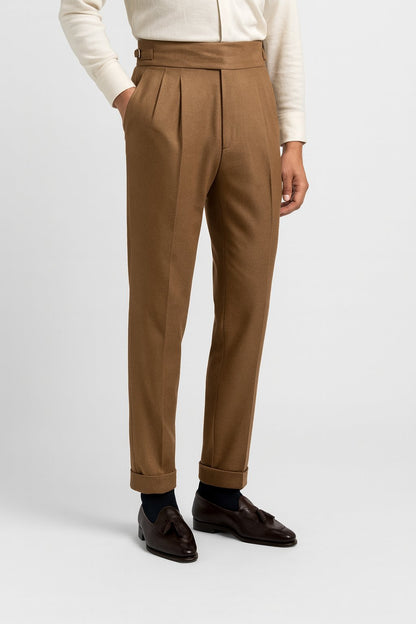 Pantalón de hombre de talle alto con pliegues y cordón de ajuste