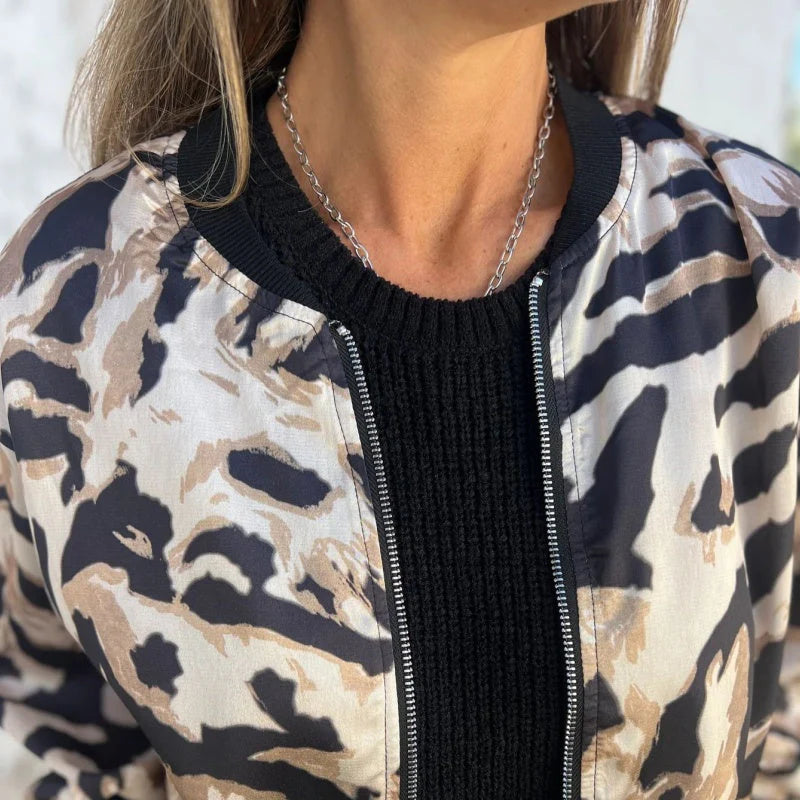 Camila | Chaqueta Bomber con Estampado Animal Print y Cremallera para Mujer