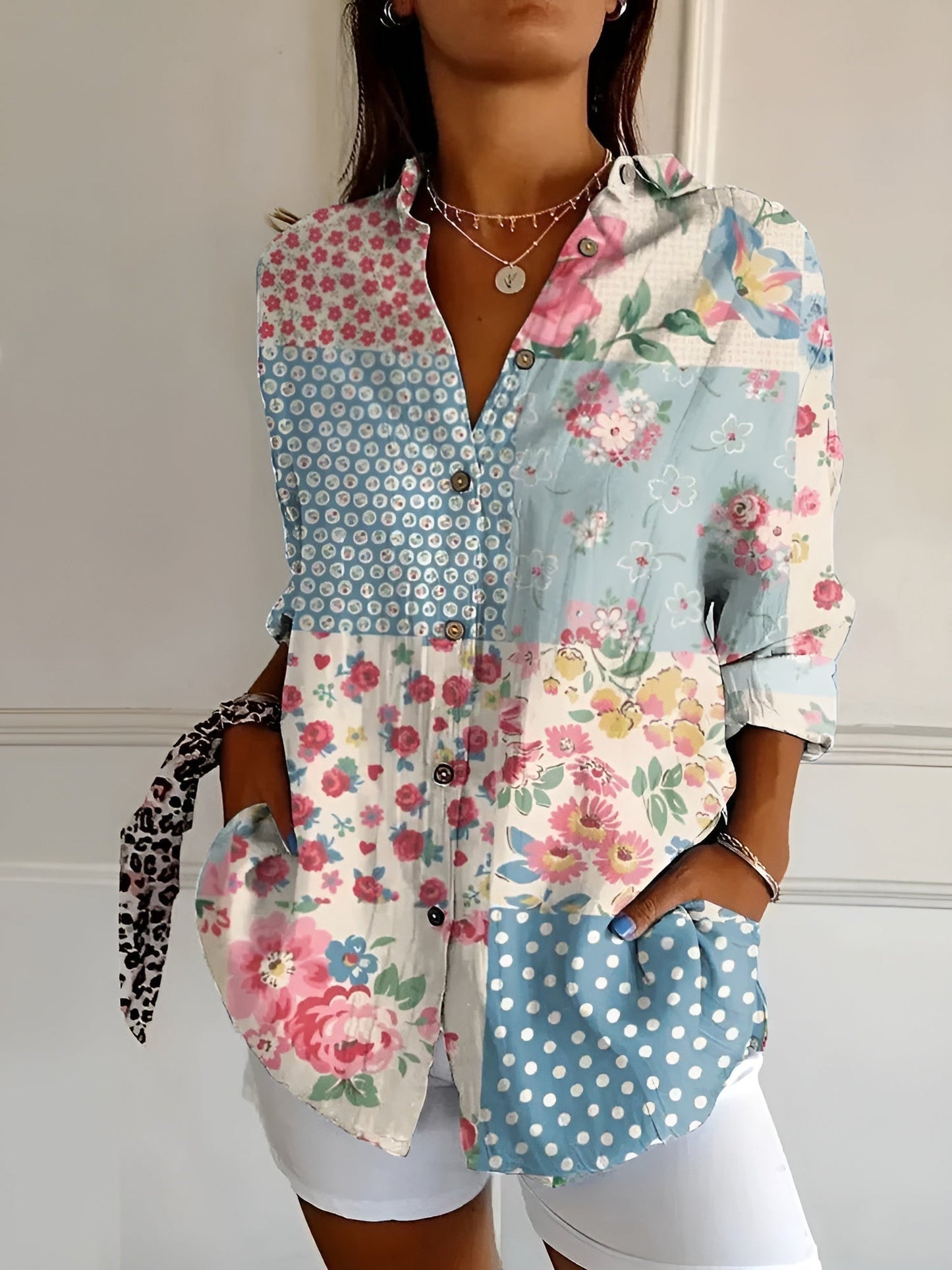 Blusa femenina con estampado delicado - sofisticada y con carácter