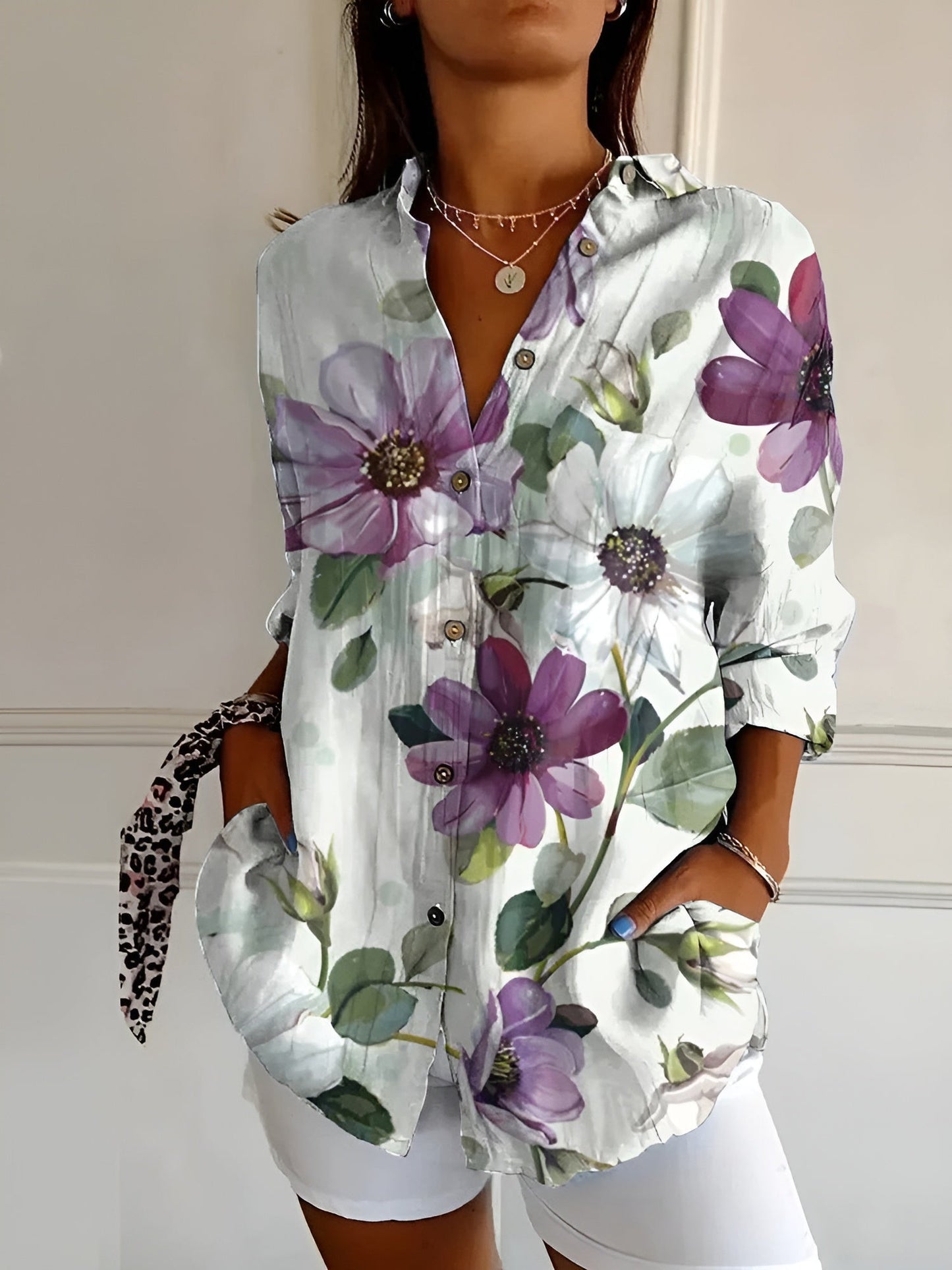 Blusa femenina con estampado delicado - sofisticada y con carácter