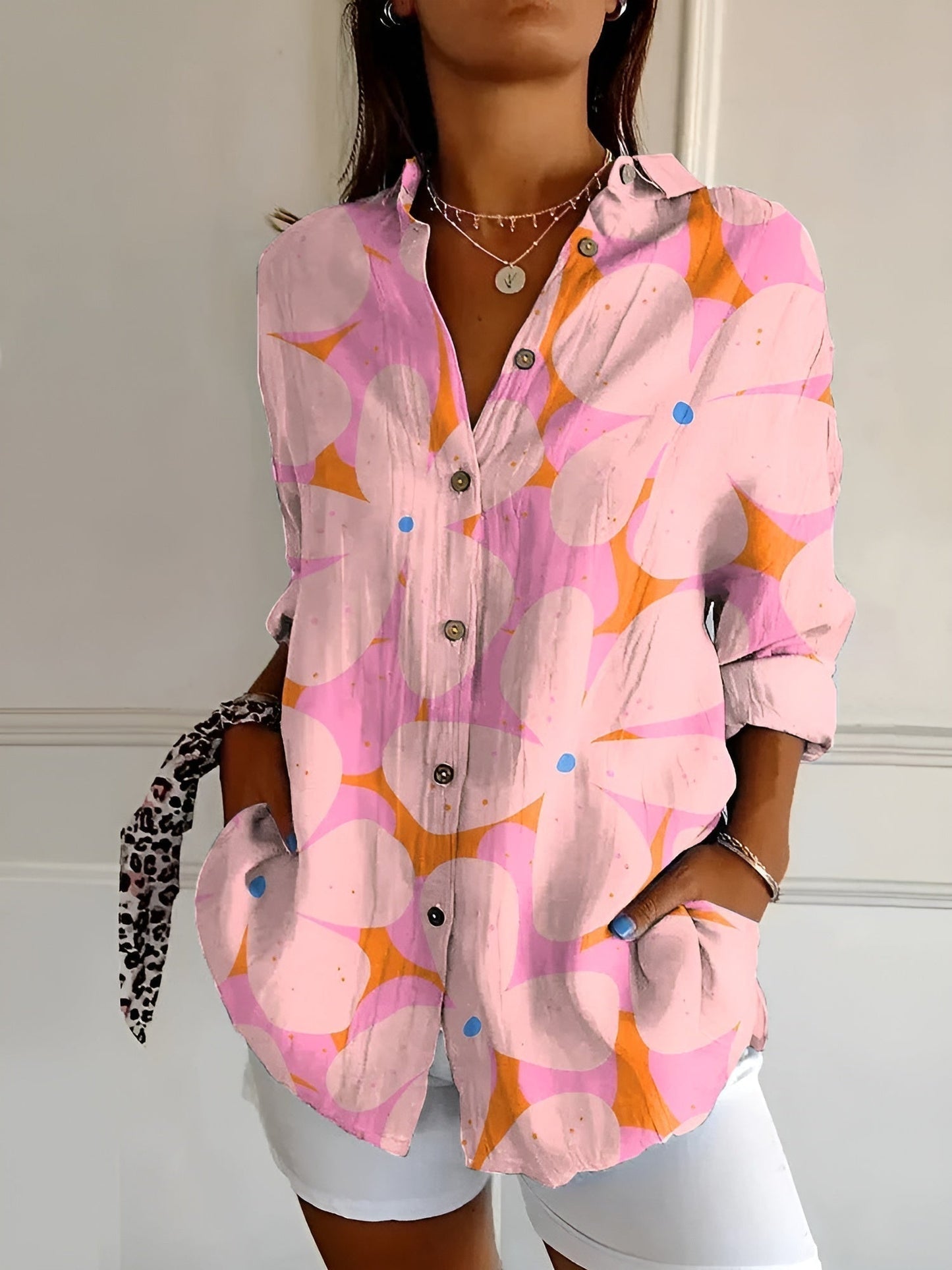 Blusa femenina con estampado delicado - sofisticada y con carácter